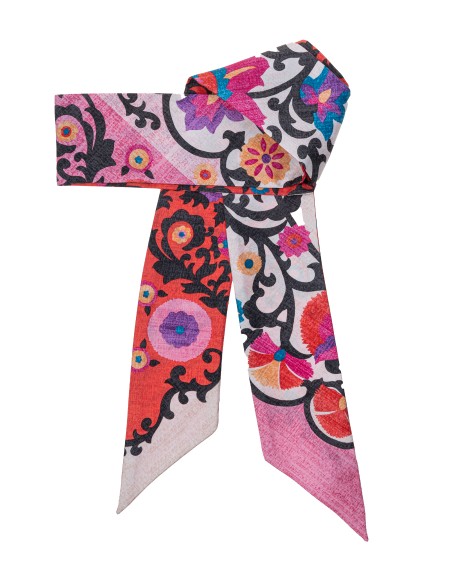 Shop SALVATORE FERRAGAMO  Bandeau: Salvatore Ferragamo bandeau in pura seta con stampa Uzbekistan.
Si può indossare al collo, tra i capelli, come cintura o come abbellimento per la borsa.
Dimensioni: lunghezza 140 cm, larghezza 7 cm.
Composizione: 100% Seta.
Made in Italy.. 320393 TWUZBEKIST-003755848